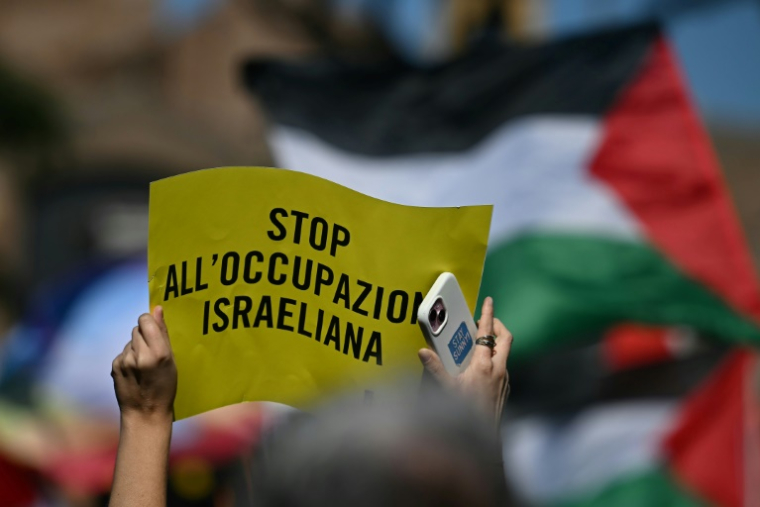 Une personne tient une pancarte "Stop à l'occupation israélienne" lors d'une manifestation en solidarité avec les Palestiniens et pour protester contre l'interception de la flottille Global Sumud par l'armée israélienne, à Rome, le 3 octobre 2025 ( AFP / Filippo MONTEFORTE )