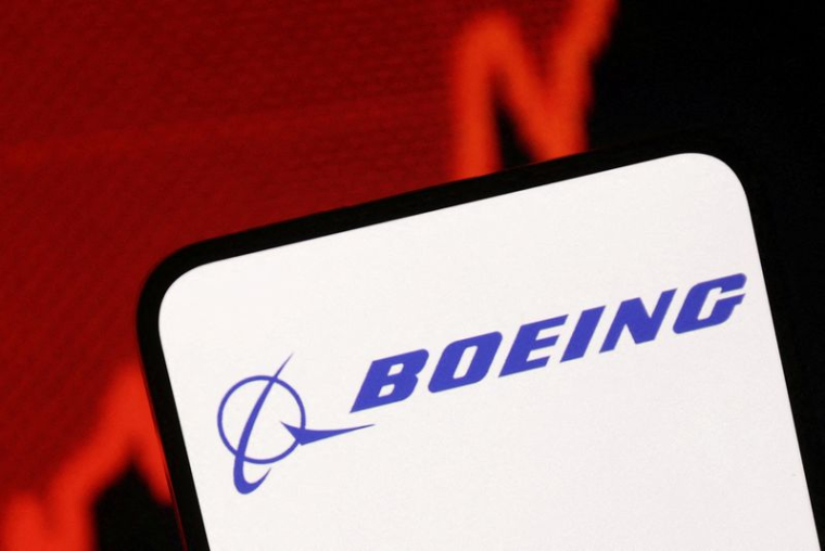 Le logo de Boeing et un graphique boursier en hausse