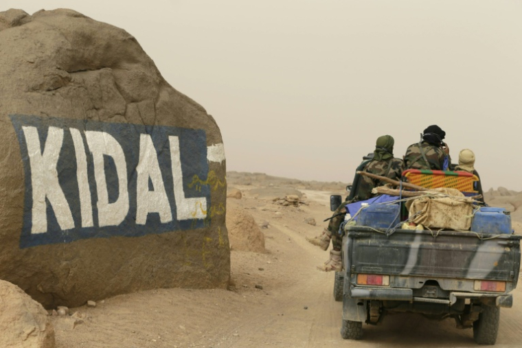 Des soldats maliens arrivent à Kidal après une patrouille au départ de Gao, le 26 juillet 2013, dans le nord du Mali.La rébellion malienne du Front de Libération de l'Azawad (FLA) revendique samedi avoir pris le contrôle dans la journée de la ville clef de Kidal ( AFP / Kenzo TRIBOUILLARD )