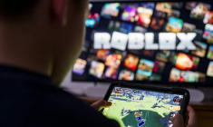 Longtemps catalogué comme une expérience simpliste réservée aux enfants, "Roblox" est devenu en deux décennies l'un des plus gros jeux vidéo au monde, réunissant chaque jour près de 150 millions de joueurs  ( AFP / Jean-Christophe VERHAEGEN )