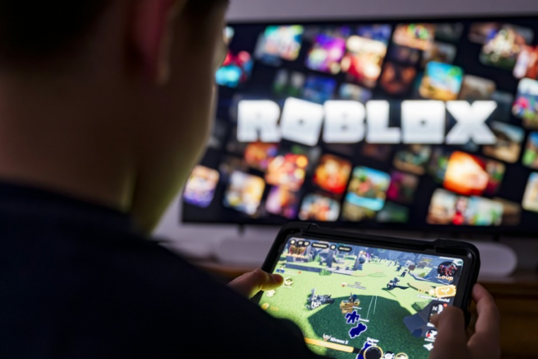 Longtemps catalogué comme une expérience simpliste réservée aux enfants, "Roblox" est devenu en deux décennies l'un des plus gros jeux vidéo au monde, réunissant chaque jour près de 150 millions de joueurs  ( AFP / Jean-Christophe VERHAEGEN )