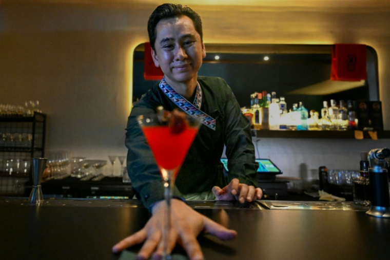Abhishek Tuladhar dans son bar Barc à Katmandou le 2 juillet 2025 ( AFP / Prakash MATHEMA )