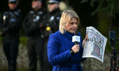 Une journaliste en direct devant la résidence de l'ex-prince Andrew, dans l'est de l'Angleterre, où l'arrestation du frère du roi continue de faire les gros titres, le 20 février 2026 ( AFP / JUSTIN TALLIS )