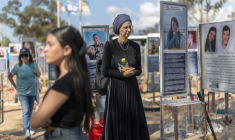 Des Israéliennes se recueillent au mémorial dressé pour les victimes de l'attaque du 7-Octobre contre le festival Nova, le 6 octobre 2026 à Reim en Israël ( AFP / Ilia YEFIMOVICH )