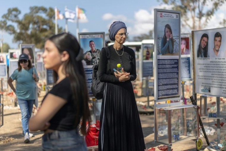 Des Israéliennes se recueillent au mémorial dressé pour les victimes de l'attaque du 7-Octobre contre le festival Nova, le 6 octobre 2026 à Reim en Israël ( AFP / Ilia YEFIMOVICH )