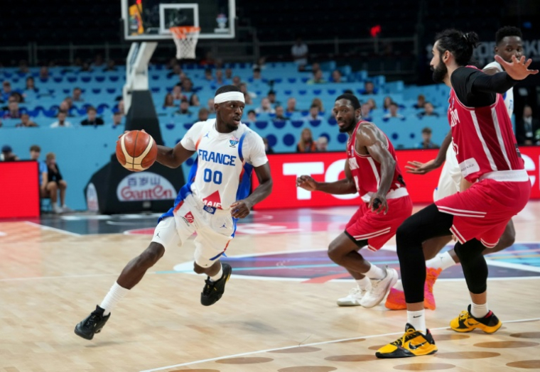 Le meneur Sylvain Francisco porte le ballon lors du 8e de finale des Bleus contre la Géorgie, le 7 septembre 2025 à Riga ( AFP / Gints Ivuskans )