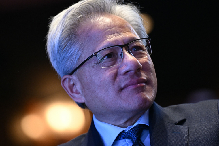 Jensen Huang, fondateur et directeur général de Nvidia, assiste au discours du président américain Donald Trump lors du Forum d’investissement États-Unis–Arabie saoudite, organisé le 19 novembre 2025. (crédit : Brendan SMIALOWSKI / AFP)