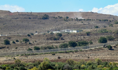 Une palissade en fils barbelés délimite les zones contrôlées par l'armée israélienne, près du village de Jubbata al Khashab, dans le sud-ouest de la Syrie, le 7 octobre 2026 ( AFP / LOUAI BESHARA )