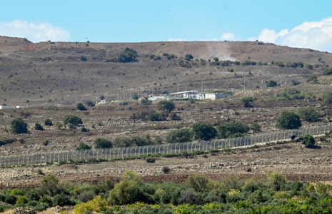 Une palissade en fils barbelés délimite les zones contrôlées par l'armée israélienne, près du village de Jubbata al Khashab, dans le sud-ouest de la Syrie, le 7 octobre 2026 ( AFP / LOUAI BESHARA )