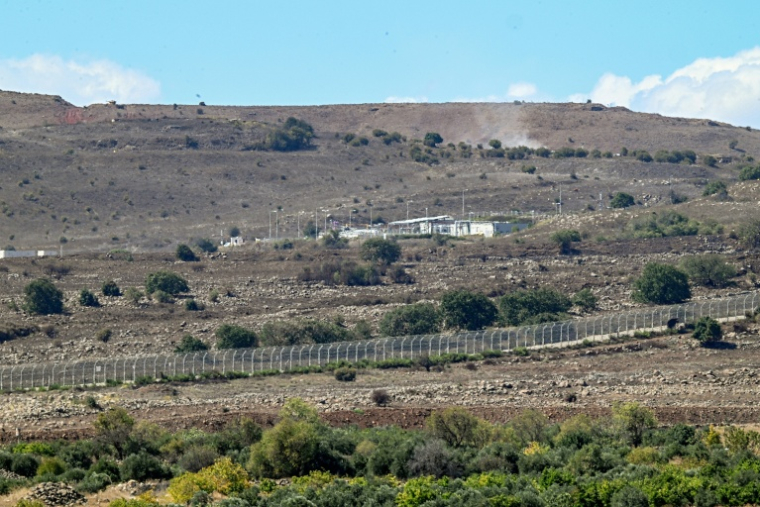 Une palissade en fils barbelés délimite les zones contrôlées par l'armée israélienne, près du village de Jubbata al Khashab, dans le sud-ouest de la Syrie, le 7 octobre 2026 ( AFP / LOUAI BESHARA )