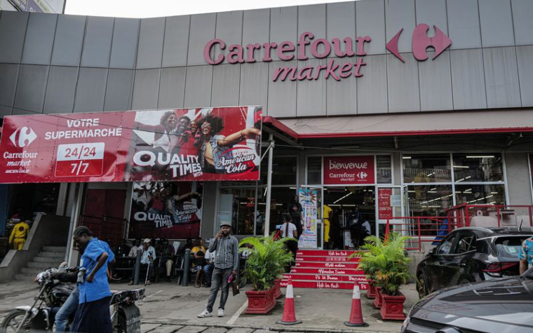Une vue montre la façade de la chaîne de supermarchés française Carrefour, à Douala, Cameroun