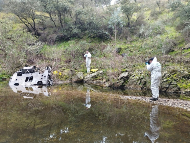 Cette photo fournie, prise et diffusée le 21 janvier 2026 par la Garde civile espagnole, montre des agents photographiant un bogie de train dans un cours d’eau, près du site de la catastrophe ferroviaire d'Adamuz, dans le sud de l’Espagne ( Guardia Civil / Handout )