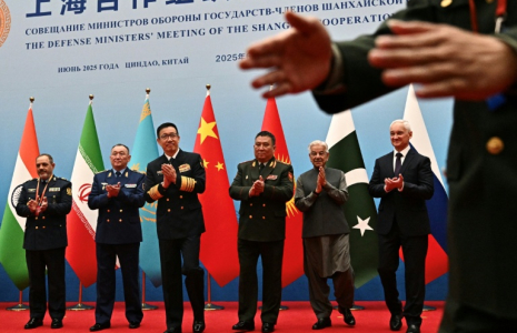 (De gauche à droite) Les ministres de la Défense iranien Aziz Nasirzadeh, kazakh Dauren Kossanov, chinois Dong Jun, kirghiz Ruslan Mukambetov, pakistanais Khawaja Muhammad Asif, et russe Andreï Belooussov, à une réunion de l'Organisation de ccopération de Shanghai (OCS) à Qingdao (Chine), le 26 juin 2025 ( AFP / Pedro PARDO )