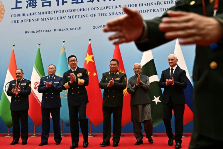 (De gauche à droite) Les ministres de la Défense iranien Aziz Nasirzadeh, kazakh Dauren Kossanov, chinois Dong Jun, kirghiz Ruslan Mukambetov, pakistanais Khawaja Muhammad Asif, et russe Andreï Belooussov, à une réunion de l'Organisation de ccopération de Shanghai (OCS) à Qingdao (Chine), le 26 juin 2025 ( AFP / Pedro PARDO )