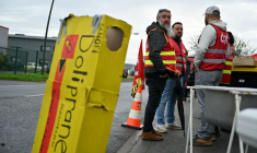 Mouvement de grève des salariés de l'usine d'Opella à Lisieux, le 17 octobre 2024, contre la vente de cette filiale de Sanofi à un fonds américain ( AFP / LOU BENOIST )