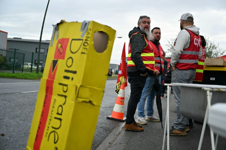 Mouvement de grève des salariés de l'usine d'Opella à Lisieux, le 17 octobre 2024, contre la vente de cette filiale de Sanofi à un fonds américain ( AFP / LOU BENOIST )
