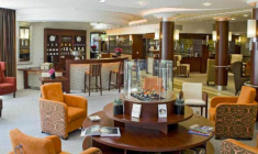 Pour un bon investissement, les résidences seniors doivent être situées à proximité des commerces, des services sociaux et culturels, des transports, des centres de soins. (DR)