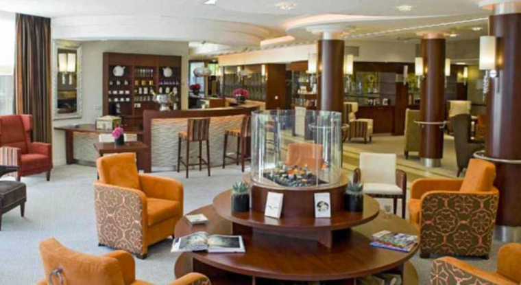 Pour un bon investissement, les résidences seniors doivent être situées à proximité des commerces, des services sociaux et culturels, des transports, des centres de soins. (DR)