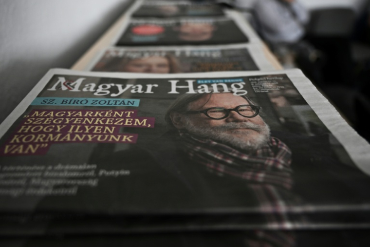 Des exemplaires de l'hebdomadaire indépendant hongrois "Magyar Hang" (La Voix hongroise), le 18 mars 2026 à Budapest, en Hongrie ( AFP / Attila KISBENEDEK )