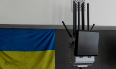 Un brouilleur antidrone à côté d'un drapeau ukrainien, dans une entreprise de fabrication de brouilleurs, à Kiev le 7 mai 2026, en Ukraine ( AFP / Tetiana DZHAFAROVA )