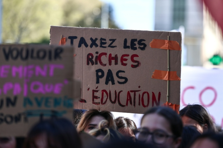 Manifestation d'enseignants contre les suppressions de postes, les fermetures de classes et pour la revalorisation des salaires lors d'une grève nationale de l'Éducation nationale, le 31 mars 2026 à Marseille ( AFP / Thibaud MORITZ )