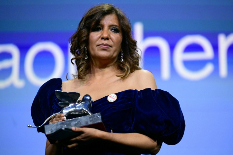 Kaouther Ben Hania avec le Lion d'argent obtenu à la Mostra de Venise, le 6 septembre 2025 ( AFP / Tiziana FABI )