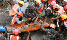 Photo de l'armée népalaise le 4 septembre montrant un des deux ouvriers miraculés de la crue  ( NEPAL ARMY / Handout )