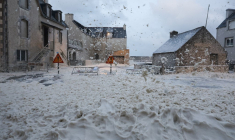 Dans une rue de la commune de Penmarc'h (Finistère), frappée par la tempête Ciaran, jeudi 2 novembre.  ( AFP / FRED TANNEAU )