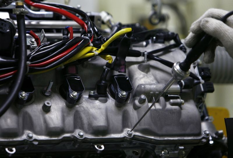 Un ingénieur de Toyota Motor Corp. inspecte un moteur V8