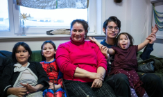 Lykke Lynge et ses enfants dans un café de Nuuk, la capitale du Groenland, le 19 janvier 2026  ( AFP / Jonathan NACKSTRAND )