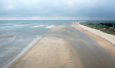 Vue aérienne d'Utah Beach, l'une des plages utilisées lors du débarquement allié du Jour J pendant la Seconde Guerre mondiale, le 1er juin 2024 à Sainte-Marie-du-Mont, en Normandie ( AFP / LOU BENOIST )