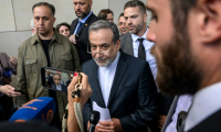 Le ministre iranien des Affaires étrangères, Abbas Araghchi, quitte l'hôtel Intercontinental de Genève, le 20 juin 2025, après une réunion avec des ministres européens ( AFP / Fabrice COFFRINI )
