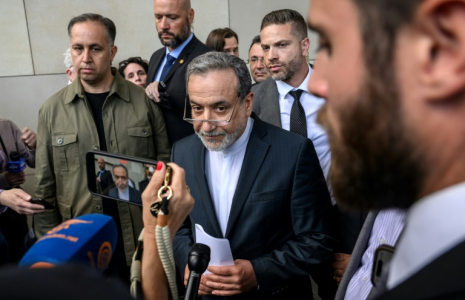 Le ministre iranien des Affaires étrangères, Abbas Araghchi, quitte l'hôtel Intercontinental de Genève, le 20 juin 2025, après une réunion avec des ministres européens ( AFP / Fabrice COFFRINI )