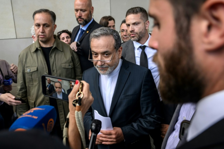Le ministre iranien des Affaires étrangères, Abbas Araghchi, quitte l'hôtel Intercontinental de Genève, le 20 juin 2025, après une réunion avec des ministres européens ( AFP / Fabrice COFFRINI )