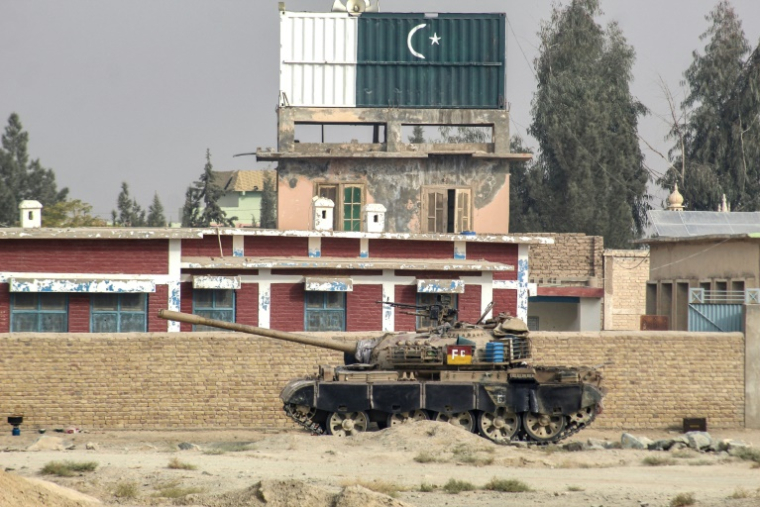 Un véhicule blindé pakistanais est stationné à la frontière entre le Pakistan et l'Afghanistan, à Chaman, le 6 décembre 2025, après des échanges de tirs transfrontaliers nocturnes entre les deux pays ( AFP / Abdul BASIT )