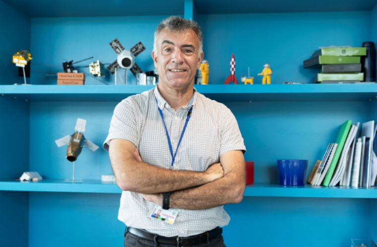 Le directeur du centre spatial guyanais à Kourou Philippe Lier dans son bureau, le 13 février 2026 ( AFP / Ronan LIETAR )