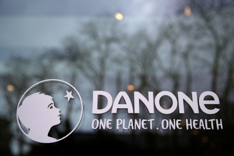 Le logo du groupe alimentaire français Danone est vu au siège de la société à Rueil-Malmaison près de Paris