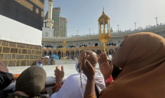 Prière au pied de la Kaaba, vers laquelle les musulmans du monde entier se tournent pour prier, dans la Grande Mosquée de La Mecque, le 22 mai 2026. ( AFP / Zain JAAFAR )