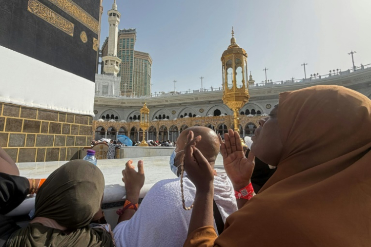 Prière au pied de la Kaaba, vers laquelle les musulmans du monde entier se tournent pour prier, dans la Grande Mosquée de La Mecque, le 22 mai 2026. ( AFP / Zain JAAFAR )