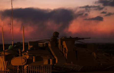 Un soldat israélien près de la frontière entre Israël et la bande de Gaza, dans le sud d'Israël