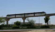 Un monorail récemment inauguré circule dans la nouvelle capitale administrative à l'est du Caire le 22 mai 2026, en Egypte ( AFP / Khaled DESOUKI )