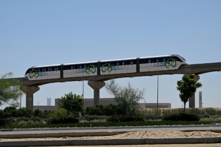 Un monorail récemment inauguré circule dans la nouvelle capitale administrative à l'est du Caire le 22 mai 2026, en Egypte ( AFP / Khaled DESOUKI )