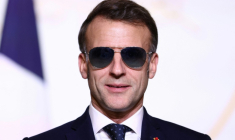 Le président de la République Emmanuel Macron portant des lunettes de soleil à Paris le 28 janvier 2026 ( POOL / Tom Nicholson )