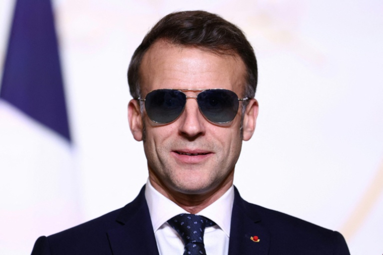 Le président de la République Emmanuel Macron portant des lunettes de soleil à Paris le 28 janvier 2026 ( POOL / Tom Nicholson )