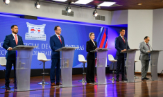 La candidate à la présidentielle Laura Fernandez (au centre) lors d'un débat avec ses rivaux à San José, Costa Rica, le 11 janvier 2026 ( AFP / Ezequiel BECERRA )