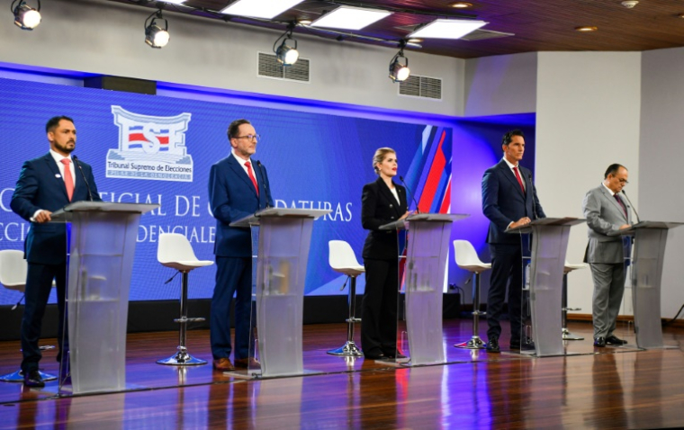 La candidate à la présidentielle Laura Fernandez (au centre) lors d'un débat avec ses rivaux à San José, Costa Rica, le 11 janvier 2026 ( AFP / Ezequiel BECERRA )