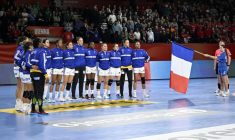 Les joueuses françaises alignées pendant les hymnes nationaux avant le match