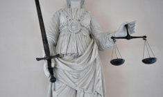 Un ancien kinésithérapeute, spécialiste réputé du périnée, a été mis en examen en juin à Paris pour viols et agressions sexuelles par personne ayant autorité ( AFP / LOIC VENANCE )