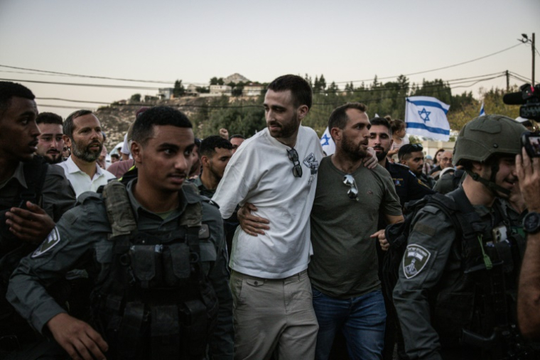 L'otage israélien libéré, Avinatan Or (C), arrive dans la colonie israélienne de Shiloh, en Cisjordanie occupée, le 21 octobre 2025 ( AFP / John Wessels )