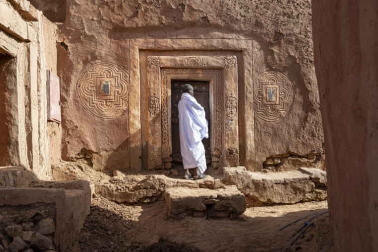 Mohamed Ben Baty entre dans sa maison, le 4 avril 2025, dans la ville médiévale de Oualata, en Mauritanie ( AFP / PATRICK MEINHARDT )
